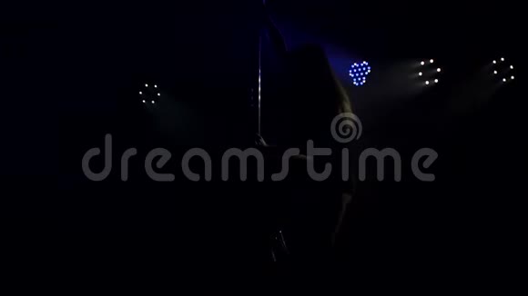 女孩在聚光灯下的电线杆上跳舞视频的预览图