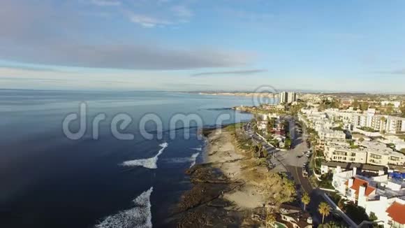 圣地亚哥海岸的无人机射击视频的预览图