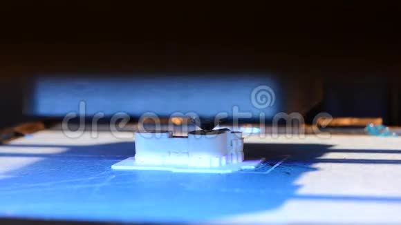 3D打印机从热塑料盖上建立一个小物体视频的预览图
