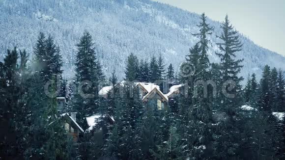 大雪纷飞在山上的房子里视频的预览图