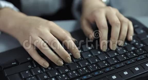 4K黑色键盘上快速输入女性手的特写镜头视频的预览图