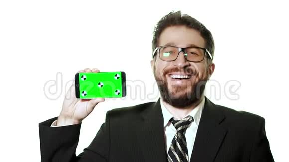 概念模型长胡子的商人戴着绿色屏幕智能手机的眼镜视频的预览图