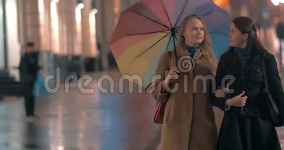 在雨夜城市散步的女性朋友视频的预览图