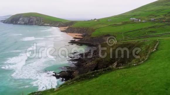 飞越爱尔兰西海岸令人惊叹的绿色丁格尔半岛视频的预览图