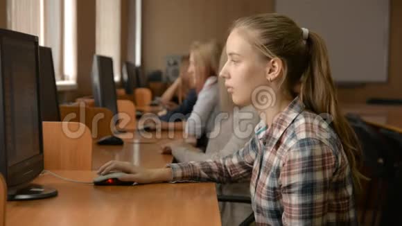 从事计算机工作的年轻女学生视频的预览图