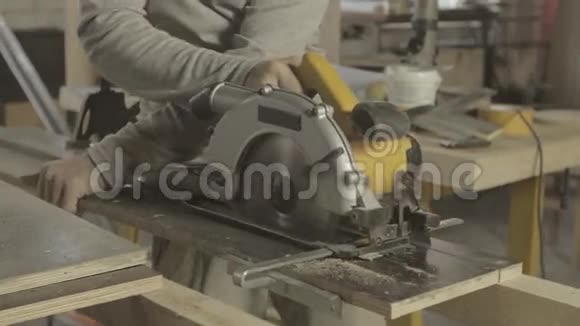 木工用圆锯在两个零件上切割木板木工视频的预览图