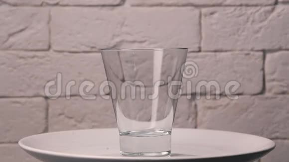 果汁倒在玻璃杯里视频的预览图