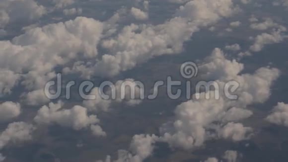 从飞机窗口看到陆地和云层视频的预览图