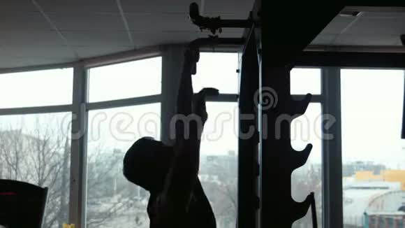 男性健美运动员在健身房里的剪影视频的预览图