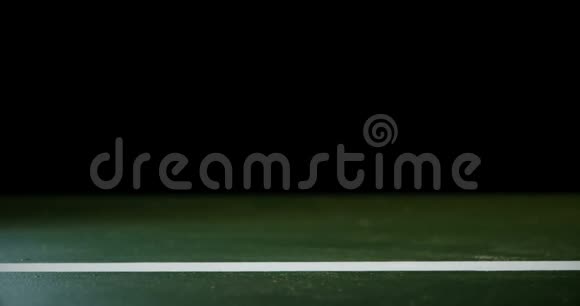 网球在白线4k上弹跳视频的预览图