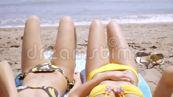女朋友在沙滩上晒日光浴视频的预览图