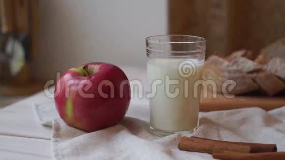 早上的早餐餐桌上的食物组成红苹果和牛奶玻璃视频的预览图