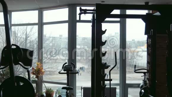 男性健美运动员在健身房里的剪影视频的预览图