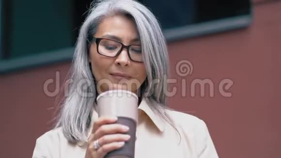 拥有咖啡杯的中年亚洲女人视频的预览图