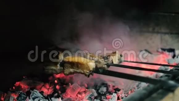 餐馆里的厨师用木炭烤肉视频的预览图