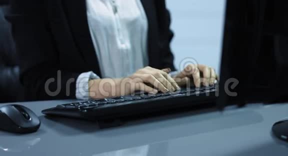 4K一个年轻的女人在电脑键盘上写字它是从键盘和手中射出的中弹视频的预览图