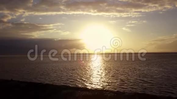 海滩日出的空中风光片段视频的预览图