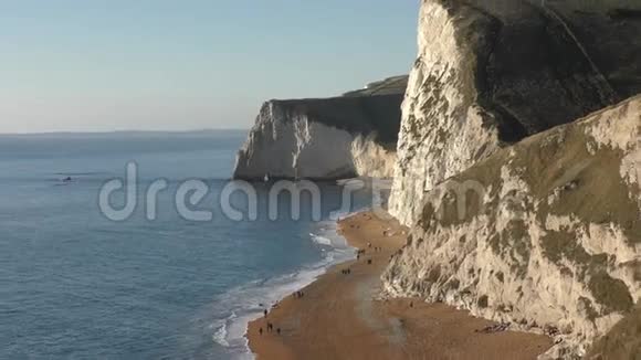 海边的白色岩石海岸视频的预览图