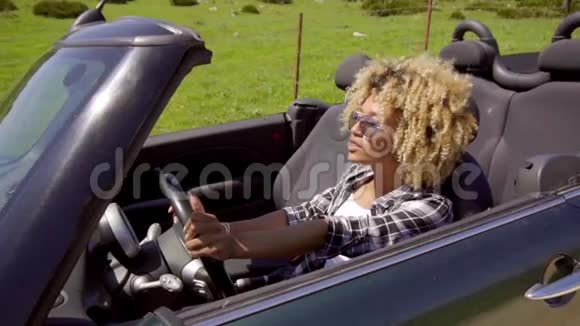 时髦的年轻女人开着跑车视频的预览图