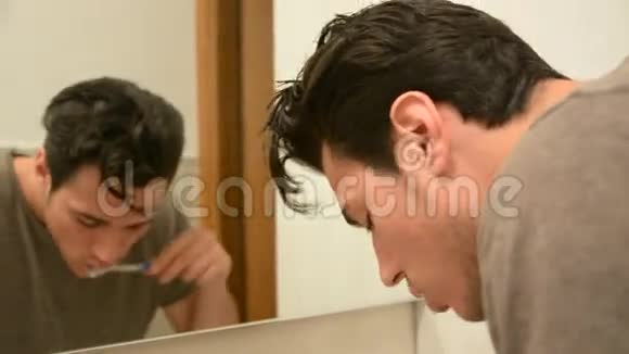 有魅力的年轻人刷牙的头像视频的预览图
