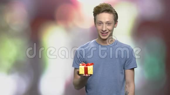 少年男孩拿着礼品盒鞠躬视频的预览图
