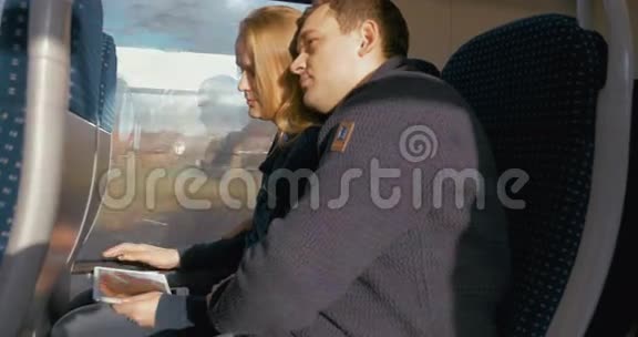 幸福夫妻在火车上自拍视频的预览图