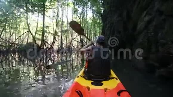 老人在皮划艇上划桨以照亮红树林视频的预览图