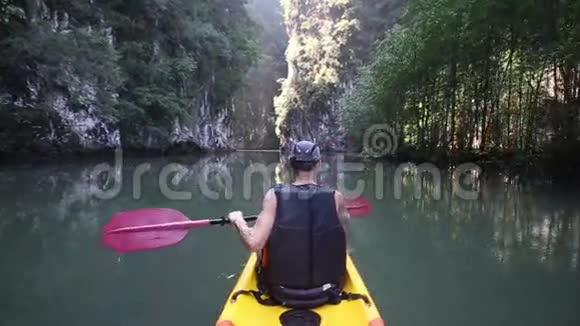 老人划桨划桨划到河口的轻崖上视频的预览图