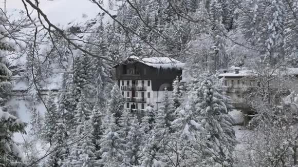高山风景区白雪覆盖的房子视频的预览图