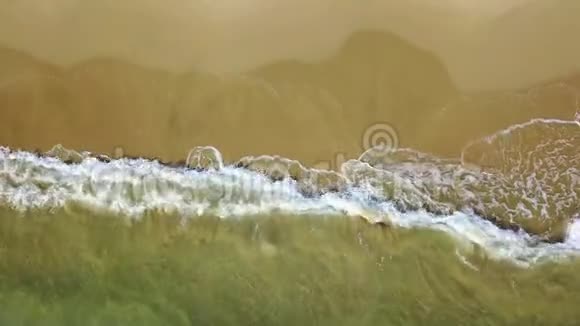 绿松石的海浪在黄沙上波涛航空测量视频的预览图