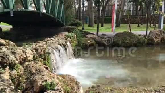土耳其安塔利亚2016年3月6日土耳其安塔利亚阳光明媚的一天公园里的小瀑布视频的预览图