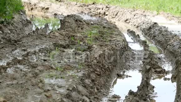 泥和雨集中在地面上视频的预览图