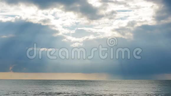 潮汐钻孔海上日落阳光穿过云层时间间隔视频的预览图