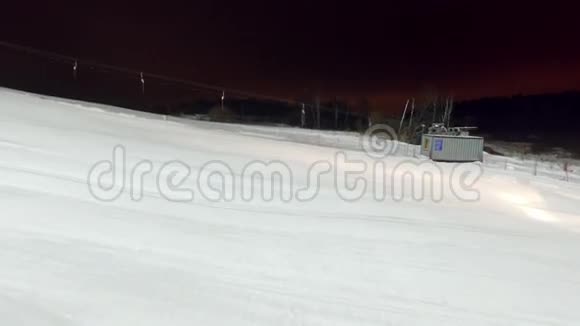 空中雪猫堤坡爬上坡顶视频的预览图