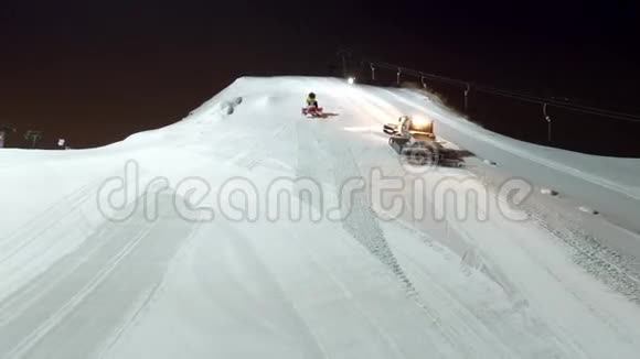 空中雪猫堤坡爬上坡顶视频的预览图