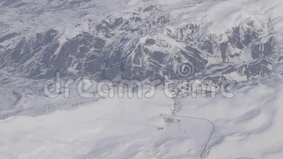 从飞机上拍摄白雪覆盖的高加索山脉的空中和视频视频的预览图