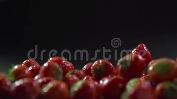 浆果在草莓上滚动视频的预览图
