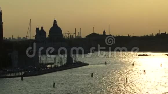 傍晚从游船上鸟瞰意大利威尼斯视频的预览图