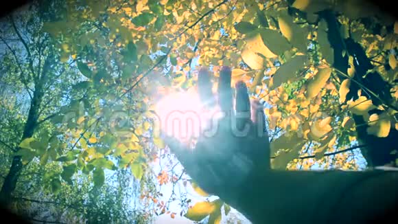 人的手在空气中移动通过手指穿过光线视频的预览图