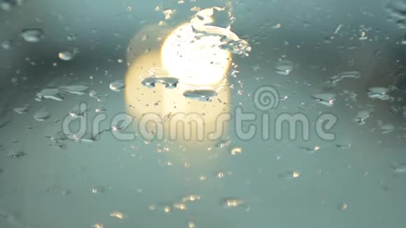 交通堵塞时车窗前的水滴视频的预览图