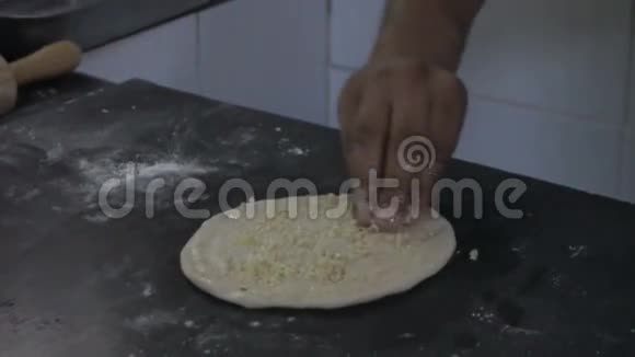 印度厨师准备蒜泥视频的预览图