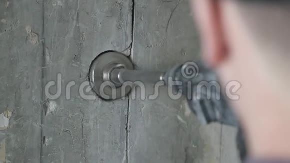 用圆形施工冠钻混凝土工人用打孔器钻墙慢速视频视频的预览图