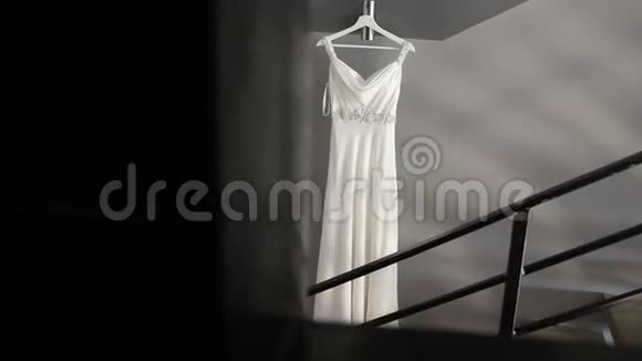 吊灯上的婚纱视频的预览图