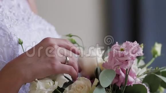 新娘手里拿着一束婚礼花束指着鲜花视频的预览图