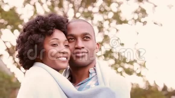 微笑的年轻夫妇拥抱浪漫视频的预览图
