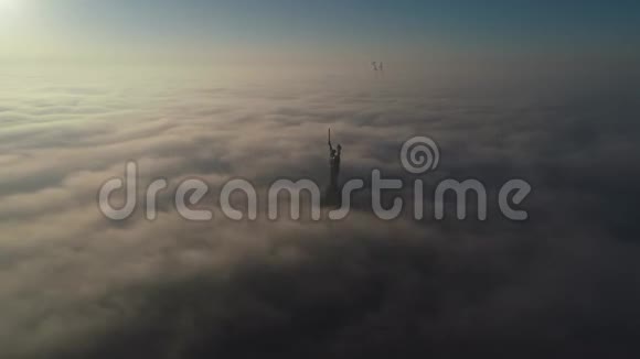 黎明时分在雾中俯瞰纪念碑祖国乌克兰基辅4k视频的预览图