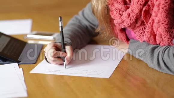 年轻的女商人在办公室里用纸写笔视频的预览图