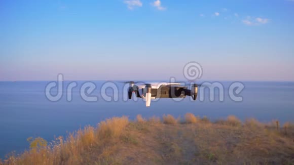 四架直升机从地面起飞漂浮在空中无人机慢动作视频的预览图