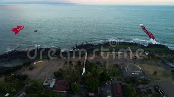 风筝在晚上飞到海洋附近视频的预览图