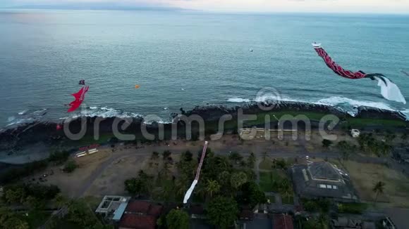 风筝在晚上飞到海洋附近视频的预览图